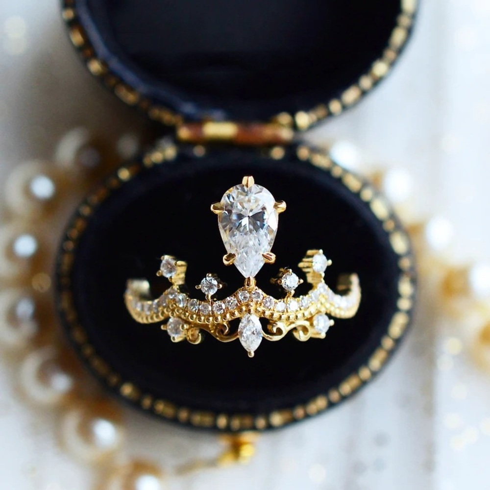 Elegant gold tiara crown ring